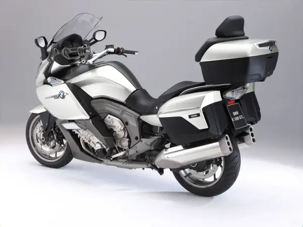 Srebrny motocykl BMW K 1600 GTL. Choć piękny, jego wady mogą być kosztowne.