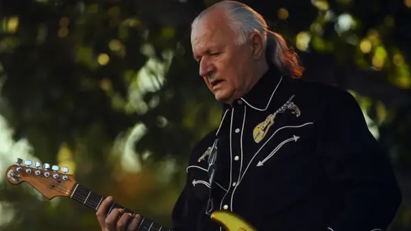 Dick Dale, der Surf-Rock-Pionier, spielt seine goldene E-Gitarre mit Leidenschaft.
