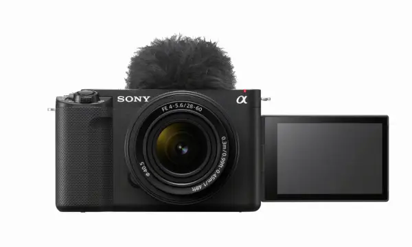 Czarny aparat Sony Alpha z obiektywem i mikrofonem na gorącej stopce. Idealny do vlogowania, model zve1.
