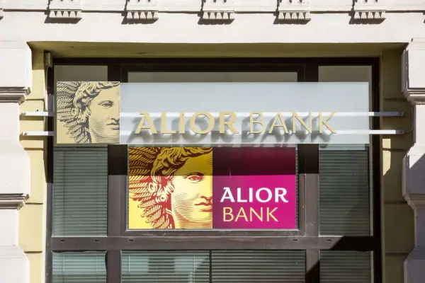 Alior Bank oferuje innowacyjne rozwiązania, w tym dostęp do kryptowalut. Na fasadzie banku widnieje logo z wizerunkiem głowy.