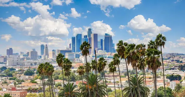 Ile trwa lot z Warszawy do Los Angeles? Średni czas przelotu i wskazówki na podstawie faktycznych lotów