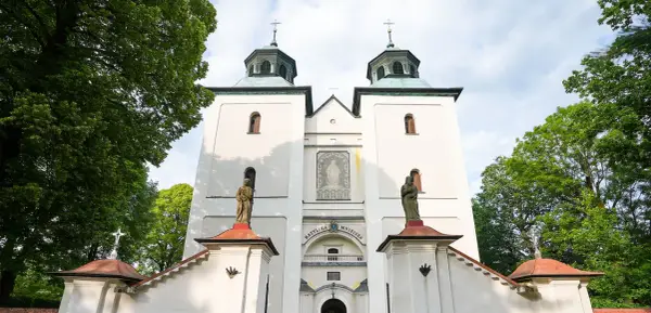 Sanktuarium Rychwałd: Przewodnik po duchowym sercu Żywiecczyzny
