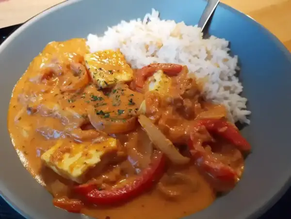 En krämig halloumi stroganoff med ris, paprika och lök. En härlig vegetarisk rätt.
