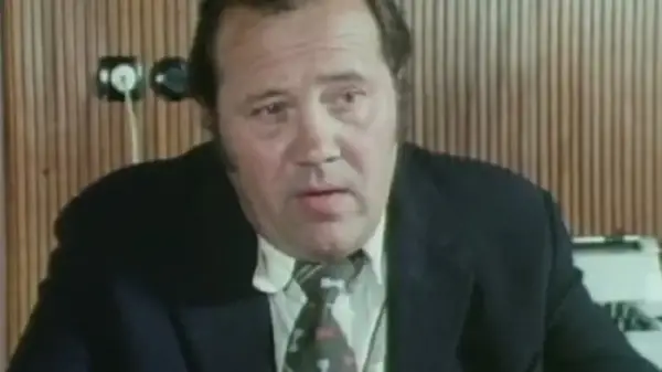 Zdzisław Kozień, w garniturze i krawacie, opowiada o swojej żonie.
