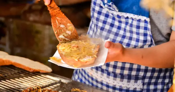 Smaczna kanapka z kapustą i smalcem, choć może podnosić cholesterol, kusi z drewnianej łopatki.
