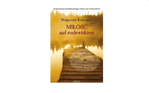 Okładka książki "Miłość nad rozlewiskiem" Małgorzaty Kalecińskiej. To kolejna część sagi nad rozlewiskiem, przedstawiająca drewniane molo o zachodzie słońca.