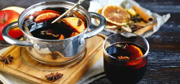 W czym podawać grzane wino? Sekrety smaku i idealnej atmosfery