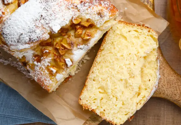 Puszyste i wilgotne ciasto drożdżowe z jabłkami, posypane cukrem pudrem. Idealne na niedzielne popołudnie.