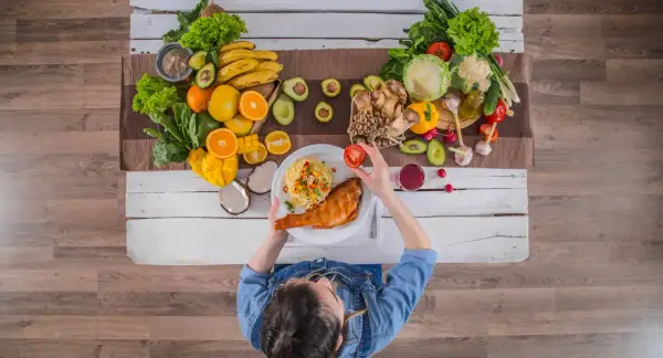 Zdrowa dieta w chorobie nerek: ryba, makaron, warzywa i owoce na stole.