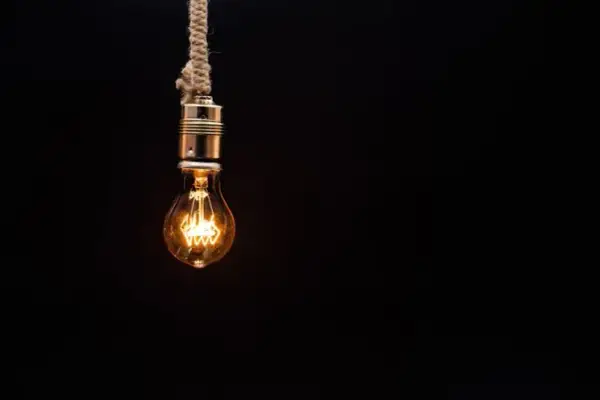 Kto wynalazł światło? Odkryj tajemnice elektrycznej żarówki
