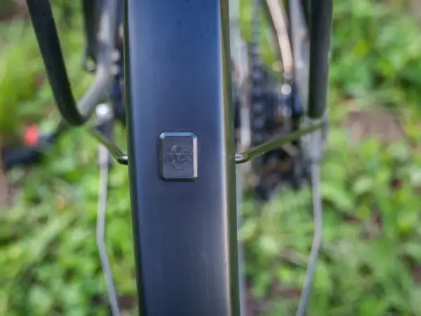 Czarny błotnik rowerowy z logo SKS.