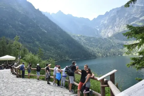 Turyści podziwiają Morskie Oko. Sprawdzają morskie oko cennik, by zaplanować dalszą podróż.
