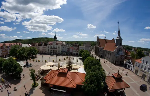 Rynek w Wejherowie z ratuszem i kościołem, idealne miejsce na spacer i odkrywanie atrakcji dla dzieci.