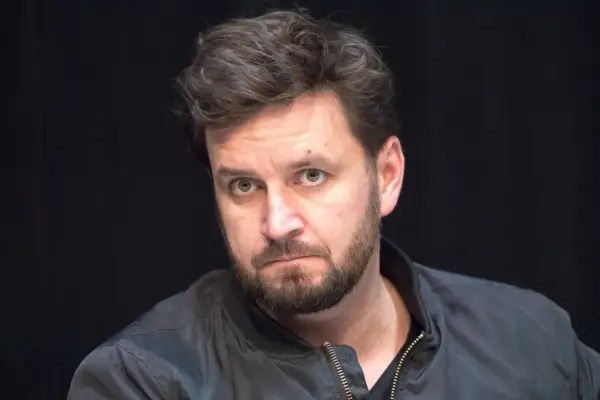 Piotr Domalewski, reżyser, w czarnej kurtce. Może opowiada żonie o nowym projekcie filmowym.
