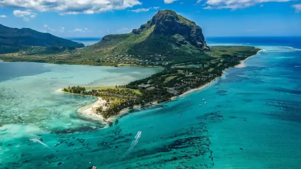 Widok na Le Morne Brabant, Mauritius. Czy warto tu przyjechać? Turkusowa woda, plaże i góry zachwycają.