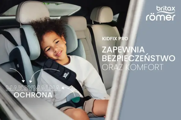 Uśmiechnięte dziecko w foteliku Britax Romer 15-36 Kidfix, zapewniającym maksymalną ochronę i komfort podczas podróży.