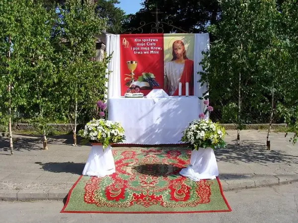 Jak zrobić ołtarze na Boże Ciało - proste pomysły i dekoracje