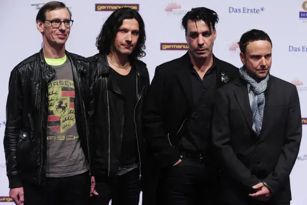 Le groupe allemand des années 2000, Rammstein, pose sur le tapis rouge.