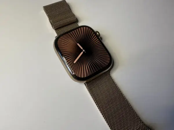 Elegancki zegarek watch os 10 z bransoletą typu mesh i tarczą w kształcie wachlarza.