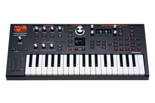 Czarny syntezator ASM Hydrasynth Explorer z klawiaturą i licznymi pokrętłami oraz przyciskami do tworzenia dźwięków.