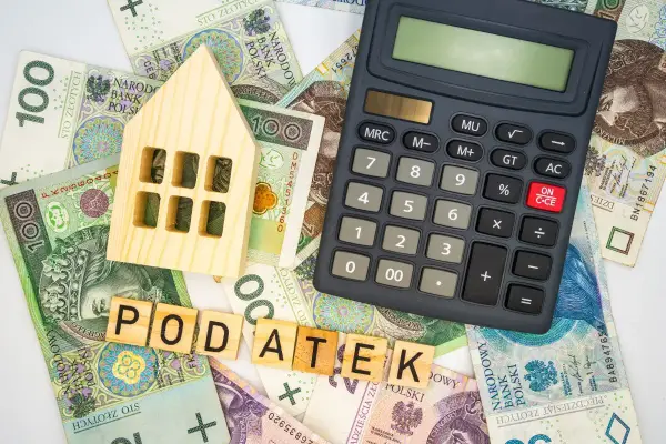 Drewniany domek, kalkulator i polskie banknoty. Czy podatek od nieruchomości za grunt wzrośnie o maksymalną stawkę 4,5 procent?