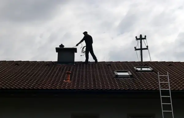 Jak wypalić sadzę z komina - Czy to bezpieczne i jak uniknąć pożaru?