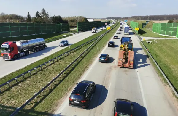 Ciężarówka z cysterną i koparka na lawecie to pojazdy, które mogą wjechać na autostradę.