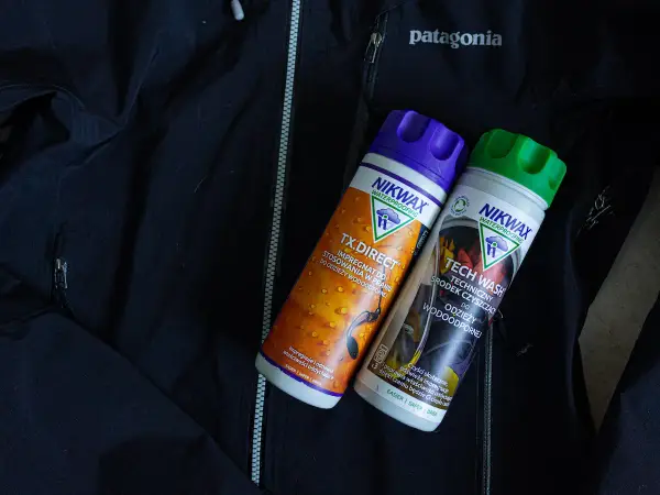 Dwa preparaty Nikwax na czarnej kurtce Patagonia. Jak prać Gore-Tex? Użyj Tech Wash do czyszczenia i TX.Direct do impregnacji.