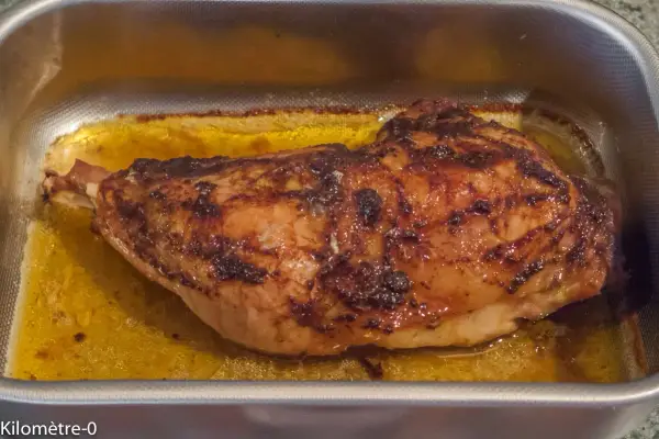 Cuisse de dinde dorée et juteuse, prête pour le barbecue. Le temps de cuisson est parfait pour cette pièce savoureuse.