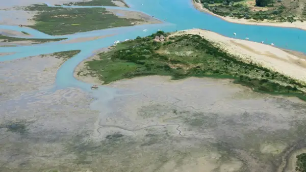 L'oasi Vallevecchia di Brussa, con le sue lagune e canali, è un paradiso naturale.