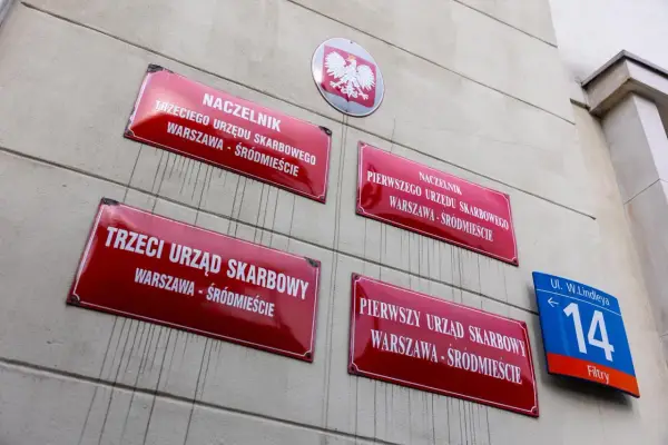 Tablice urzędów skarbowych w Warszawie. Zastanawiasz się, ile trzeba zarobić netto, aby przekroczyć próg podatkowy?