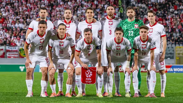 Reprezentacja Polski w piłce nożnej mężczyzn przed meczem z Maltą. Drużyna w białych strojach, z orłem na piersi, gotowa do gry.