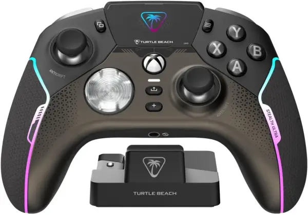 Elegancki kontroler Turtle Beach Stealth Ultra z podświetleniem RGB i stacją ładującą.