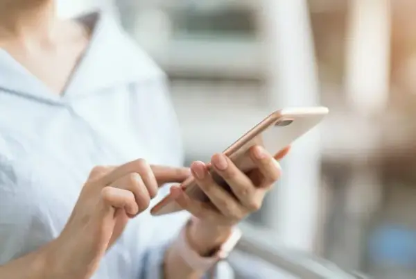Czy umowa na telefon przedłuża się automatycznie? Uniknij nieprzyjemnych niespodzianek.