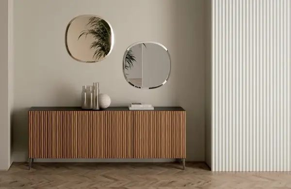 Come arredare una madia moderna: due specchi ovali e vasi decorativi creano un punto focale elegante.