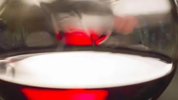 Ein Glas mit tiefrotem Wein, das als Rotwein-Ersatz für ein Gericht dient.