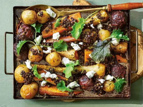 En ugnsrostad rotfruktslista med linser, fetaost och gröna blad. Perfekt för en höstig middag.