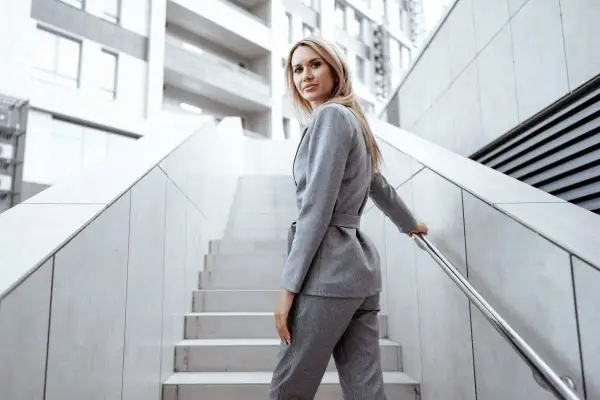 Jaka marynarka do szarych spodni? Odkryj najlepsze połączenia stylowe