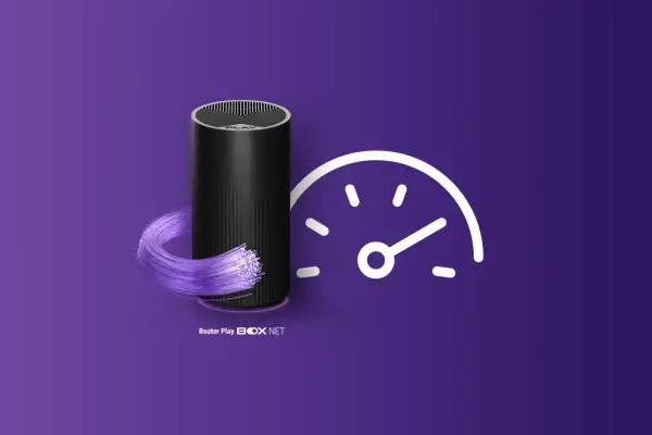 Router Play BOX NET z światłowodem i ikoną prędkościomierza. Dowiedz się, jak przyspieszyć internet w laptopie.