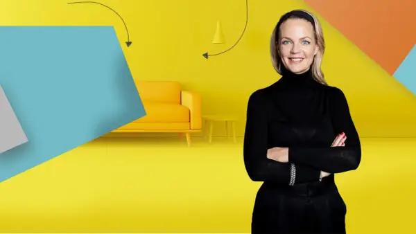 Frau mit Armen verschränkt vor gelbem Hintergrund mit Sofa und Beistelltisch. Inspiration für Renovierungs Serien Deutsch.
