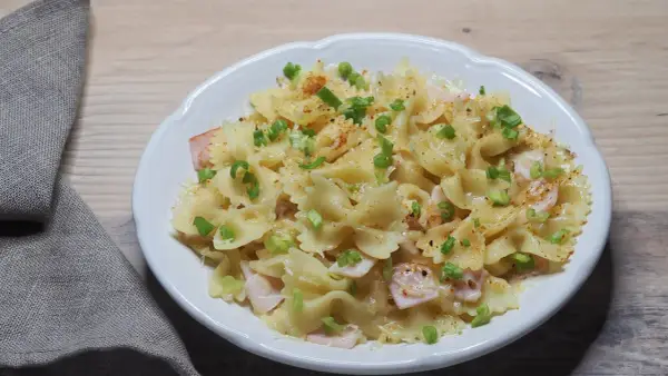 Szybki makaron farfalle z szynką i szczypiorkiem. Idealny pomysł, z czym zrobić makaron na szybko.