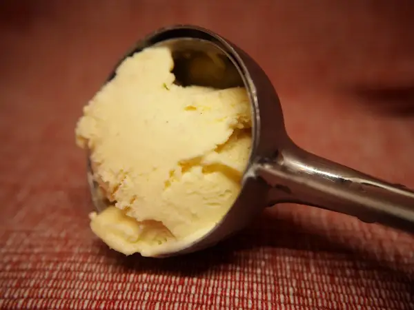 Domowe lody jogurtowe: Kremowe i zdrowe bez maszynki? Przepis!