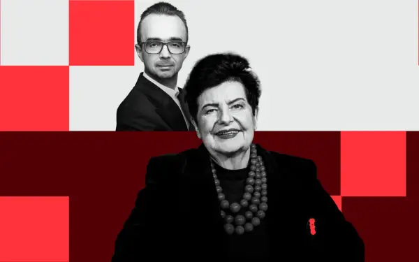 Uśmiechnięta kandydatka po na prezydenta, z mężczyzną w okularach w tle.