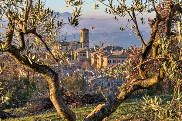 Un borgo medievale in Umbria, dove andare per un viaggio indimenticabile tra ulivi secolari e colline dolci.