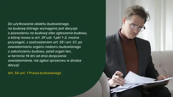 Mężczyzna w okularach analizuje dokumenty. Tekst informuje, kiedy nadzór budowlany przyjeżdża na odbiór domu.