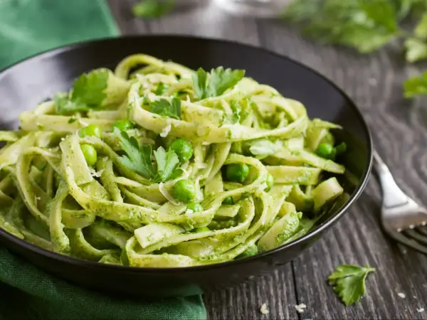 Jak przygotować spaghetti z pesto bazyliowym - prosty przepis na smakowite danie
