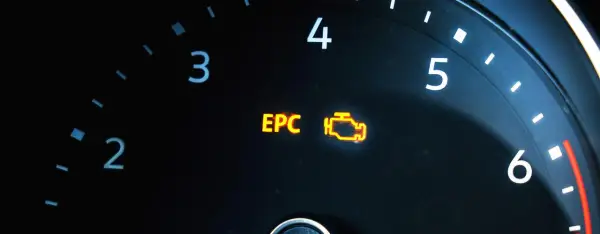 Leuchtende EPC-Kontrollleuchte im Auto-Kombiinstrument. Ein gelbes Symbol eines Motors und die Buchstaben "EPC" deuten auf mögliche Probleme hin, die die EPC-Reparaturkosten beeinflussen.