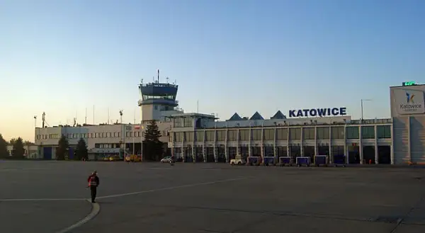 Na jakiej ulicy jest lotnisko w Katowicach? Oto ważne informacje