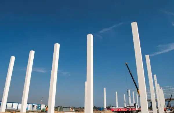 Słupy żelbetowe 24x24: Aktualne ceny i zastosowania w 2025