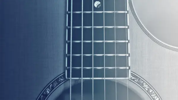 Poznaj ile strun posiada gitara klasyczna: kompletny opis budowy
